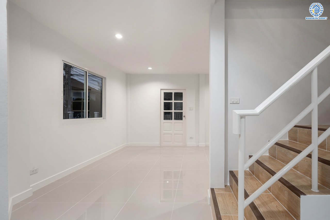 บ้านมือสองตกแต่งใหม่ โครงการ เศรณีลากูน วัดลาดปลาดุก บ้านเดี่ยวหลังมุม ตอบโจทย์ทุกการใช้ชีวิต บนเนื้อที่ 64.9 ตร.ว. พื้นที่ใช้สอยกว่า 186 ตร.ม. ฟังก์ชัน 3 ห้องนอน 3 ห้องน้ำ จอดรถได้ 2 คัน ทำเลเดินทางง่าย สะดวกสบายใกล้ถนนใหญ่ รถไฟฟ้าสายสีม่วง "สถานีคลองบางไผ่" แลจุดขึ้นทางด่วน "กาญจนาภิเษก"